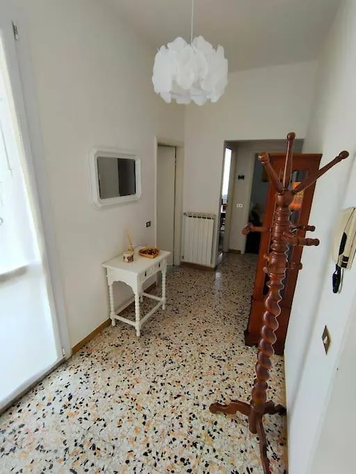Elisabet Near Center Of Φλωρεντία